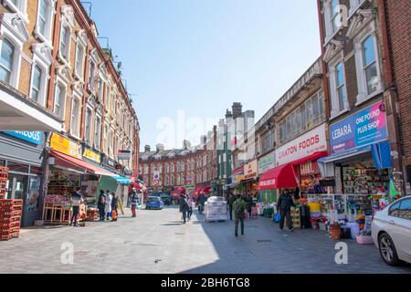 London / UK - April 21 2020: Eine sehr ruhige Electric Avenue in Brixton während der Virenabsperrung Stockfoto