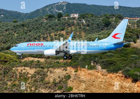 Skiathos, Griechenland - 29. Juli 2019: Neos Boeing 737-800 Flugzeug am Flughafen Skiathos (Jsi) in Griechenland. Stockfoto