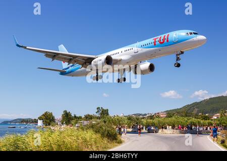 Skiathos, Griechenland - 30. Juli 2019: TUI Boeing757-200 Flugzeug am Flughafen Skiathos (Jsi) in Griechenland. Stockfoto