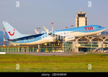 Mulhouse, Frankreich – 31. August 2019: TUIfly Boeing 737-800 Flugzeug am Flughafen Basel Mulhouse (EAP) in Frankreich. Stockfoto