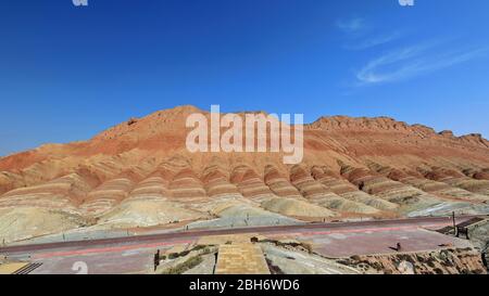 Bunte Leinwand Landform von der Sightseeing-Straße. Zhangye-Danxia Qicai Scenic Spot-Gansu-China-0824 Stockfoto