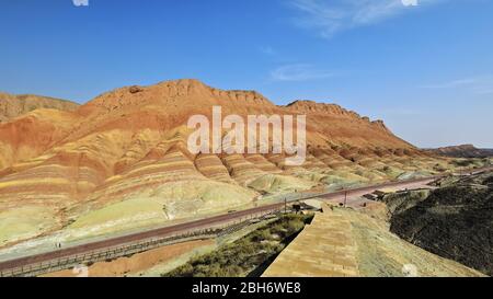 Bunte Leinwand Landform von der Sightseeing-Straße. Zhangye-Danxia Qicai Scenic Spot-Gansu-China-0827 Stockfoto