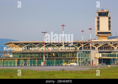 Mulhouse, Frankreich – 31. August 2019: Terminal und Turm des Flughafens Basel Mulhouse (EAP) in Frankreich. Stockfoto