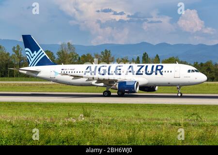 Mulhouse, Frankreich – 31. August 2019: Aigle Azur Airbus A320 am Flughafen Basel Mulhouse (EAP) in Frankreich. Stockfoto