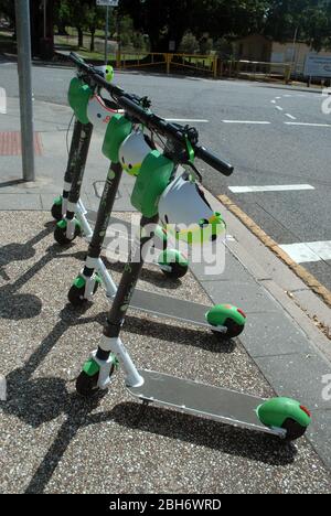 Lime-S Elektro-Scooter geparkt in Brisbane Stadtzentrum, Queensland, Australien. Stockfoto