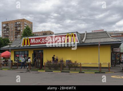 MOSKAU, RUSSLAND - 5. JUNI 2016: McDonald's Restaurant. McDonald's Corporation ist ein amerikanisches Fast-Food-Unternehmen. Stockfoto