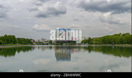 MOSKAU, RUSSLAND - 10. JUNI 2017: Fernsehtechnikzentrum Ostankino Gebäude an bewölktem Tag. Stockfoto