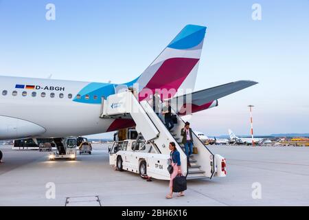 Stuttgart, 10. Juli 2019: Eurowings Airbus A319 Flugzeug am Flughafen Stuttgart (STR) in Deutschland. Stockfoto