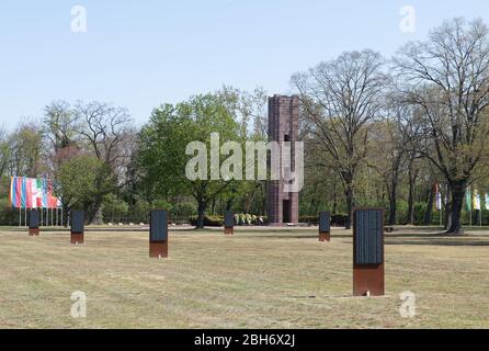 Zeithain, Deutschland. April 2020. In der Gedenkstätte für Kriegsgefangene und Opfer der Wehrmacht im Lager Ehrenhain von 1941-1945 stehen Kränze. Anlass ist das Gedenken an die Stiftung Sächsische Gedenkstätten zum 75. Jahrestag der Befreiung des Kriegsgefangenenlagers Zeithain. Quelle: Sebastian Kahnert/dpa-Zentralbild/dpa/Alamy Live News Stockfoto