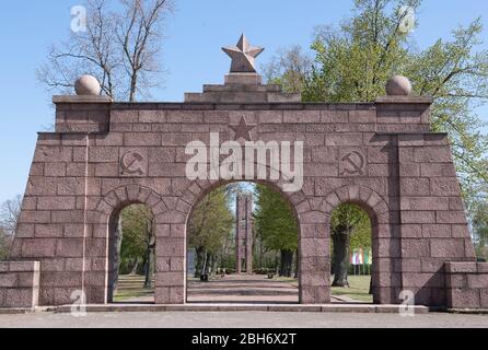 Zeithain, Deutschland. April 2020. In der Gedenkstätte für Kriegsgefangene und Opfer der Wehrmacht im Lager Ehrenhain von 1941-1945 stehen Kränze. Anlass ist das Gedenken an die Stiftung Sächsische Gedenkstätten zum 75. Jahrestag der Befreiung des Kriegsgefangenenlagers Zeithain. Quelle: Sebastian Kahnert/dpa-Zentralbild/dpa/Alamy Live News Stockfoto