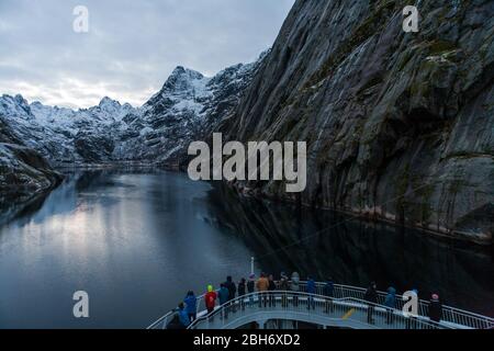 Das Hurtigrutenschiff MS Spitzbergen in der tiefen Dämmerung in Trollfjorden, Hadsel, Vesterålen, Norwegen Stockfoto