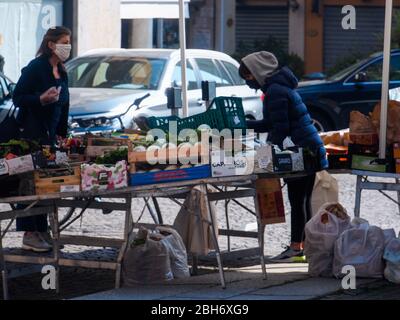 Cremona, Lombardei, Italien - 24. April 20. 2020 - Stadtalltag während der Stadtsperre Coronavirus Stockfoto