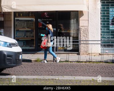 Cremona, Lombardei, Italien - 24. April 20. 2020 - Stadtalltag während der Stadtsperre Coronavirus Stockfoto