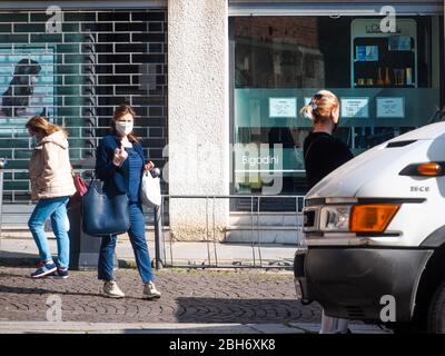 Cremona, Lombardei, Italien - 24. April 20. 2020 - Stadtalltag während der Stadtsperre Coronavirus Stockfoto