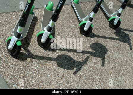 Lime-S Elektro-Scooter geparkt in Brisbane Stadtzentrum, Queensland, Australien. Stockfoto