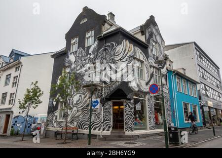 Souvenirladen mit Wandmalereien (Kartoffeln und Ylja, inspiriert vom Lied „Óður til móður“ von Ylja) auf Laugavegur in Reykjavik, Island. Stockfoto