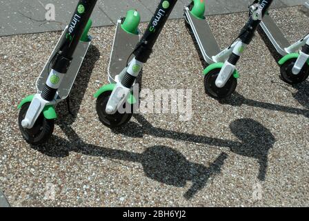 Lime-S Elektro-Scooter geparkt in Brisbane Stadtzentrum, Queensland, Australien. Stockfoto
