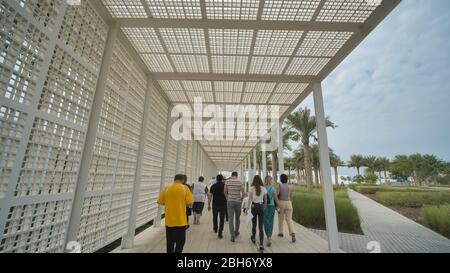 Abu Dhabi, VAE - 15. Dezember 2019: Touristen besuchen das Louvre Museum in der Nähe von Abu Dhabi. Stockfoto