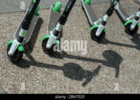Lime-S Elektro-Scooter geparkt in Brisbane Stadtzentrum, Queensland, Australien. Stockfoto