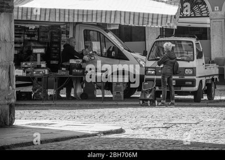 Cremona, Lombardei, Italien - 24. April 20. 2020 - Stadtalltag während der Stadtsperre Coronavirus Stockfoto