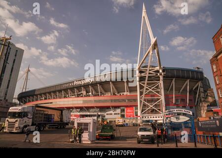 Principality Stadium, Cardiff, Wales, Großbritannien. April 2020. Aktivität außerhalb des Fürstentums Stadion, das diese Woche als NHS Feldkrankenhaus eröffnet wurde. Ysbyty Calon Y Ddraig, das Dragon’s Heart Hospital, ist das größte temporäre Krankenhaus in Wales, das für den Ausbruch des Coronavirus gebaut wurde und das zweitgrößte Krankenhaus in Großbritannien ist. Es wurde diese Woche offiziell von HRH Prince of Wales eröffnet. Quelle: Haydn Denman/Alamy Live News. Stockfoto