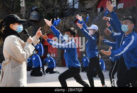 Yan'an, Chinas Provinz Shaanxi. April 2020. Schauspieler Proben die Außenvorstellung 'Yellow River Cantata' im Yichuan Bezirk der Stadt Yan'an, nordwestlich der Provinz Shaanxi, 23. April 2020. Die Outdoor-Performance, die 2017 erstmals aufgeführt wurde, wurde über 800 Mal für etwa drei Millionen Touristen aufgeführt. Kredit: Tao Ming/Xinhua/Alamy Live News Stockfoto