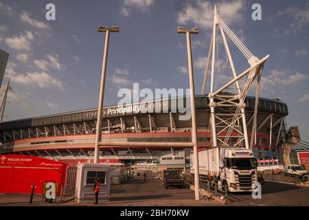 Principality Stadium, Cardiff, Wales, Großbritannien. April 2020. Aktivität außerhalb des Fürstentums Stadion, das diese Woche als NHS Feldkrankenhaus eröffnet wurde. Ysbyty Calon Y Ddraig, das Dragon’s Heart Hospital, ist das größte temporäre Krankenhaus in Wales, das für den Ausbruch des Coronavirus gebaut wurde und das zweitgrößte Krankenhaus in Großbritannien ist. Es wurde diese Woche offiziell von HRH Prince of Wales eröffnet. Quelle: Haydn Denman/Alamy Live News. Stockfoto