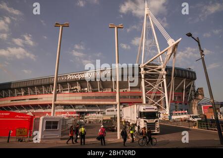 Principality Stadium, Cardiff, Wales, Großbritannien. April 2020. Aktivität außerhalb des Fürstentums Stadion, das diese Woche als NHS Feldkrankenhaus eröffnet wurde. Ysbyty Calon Y Ddraig, das Dragon’s Heart Hospital, ist das größte temporäre Krankenhaus in Wales, das für den Ausbruch des Coronavirus gebaut wurde und das zweitgrößte Krankenhaus in Großbritannien ist. Es wurde diese Woche offiziell von HRH Prince of Wales eröffnet. Quelle: Haydn Denman/Alamy Live News. Stockfoto