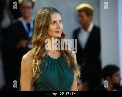 VENEDIG, ITALIEN - SEPTEMBER 03: Louise Kugelberg geht auf dem roten Teppich vor der Vorführung "At Eternity's Gate" während der 75. Filmfestspiele von Venedig Stockfoto