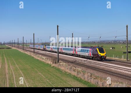 Arriva Crosscountry-Züge Klasse 220 Diesel voyager-Züge 220010 + 220032 auf der Hauptstrecke der elektrifizierten Ostküste in Newsham (nördlich von Thirsk) Stockfoto