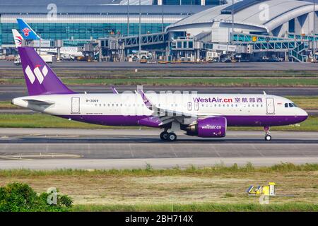 Guangzhou, China – 25. September 2019: Westair Airbus A320neo Flugzeug am Flughafen Guangzhou (CAN) in China. Stockfoto