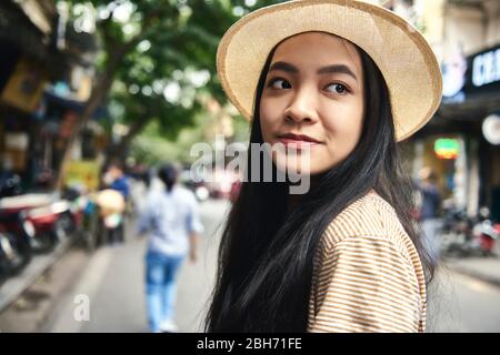Porträt einer Touristenin, die die Stadt erkundet Stockfoto