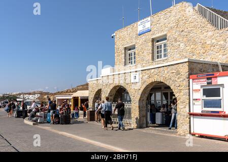 Der Fährhafen am Hafen von Mykonia auf Mykonos Stockfoto