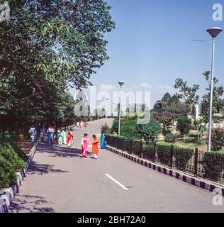 Pakistan, Islamabad Straßenszene mit jungen Mädchen in bunten Kleidern, die sich auf den Weg in den Shakaparian Park und Gärten machen Stockfoto
