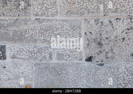 Strukturierte natürliche Tapete aus gehämmerten gemeißelten Granit Steinwand und Fugen Stockfoto