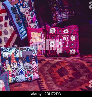 Pakistan, Islamabad, bunte Stoffe mit lokalem Kunsthandwerk, Teppiche und Kissen auf dem Aabpara Markt Stockfoto