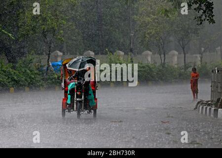 Leben im Sommer Regen in der Stadt während der Corona-Zeit vor Kadam Fountain, Dhaka, Bangladesch.Regierung nennen ein viertes Mal erhöhen die gen Stockfoto