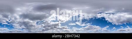 Nahtloses hdri Panorama 360 Grad Blick blauer Himmel mit schönen flauschigen cumulus-wolken mit Zenit für die Verwendung in 3D-Grafiken oder in der Spielentwicklung AS Stockfoto