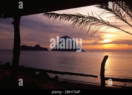 Es Vedra Insel bei Sonnenuntergang. Cala d'Hort, Ibiza, Balearen, Spanien. Stockfoto