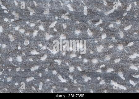 Strukturierte natürliche Tapete aus gehämmerten gemeißelten Granit Steinwand und Fugen Stockfoto