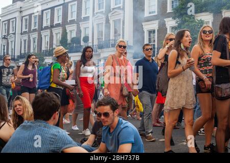 LONDON, GROSSBRITANNIEN – 26. AUGUST 2013: Menschenmenge auf der Ledbury Road während des jährlichen Karnevals in Notting Hill Stockfoto