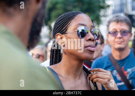 LONDON, GROSSBRITANNIEN – 26. AUGUST 2013: Menschen, die an der Ledbury Road während des jährlichen Karnevals in Notting Hill Musik genießen Stockfoto