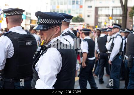 LONDON, GROSSBRITANNIEN – 26. AUGUST 2013: Große Gruppe von Polizisten am Karneval von Notting Hill Stockfoto