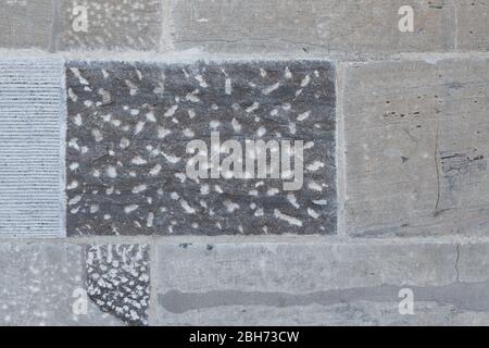 Strukturierte natürliche Tapete aus gehämmerten gemeißelten Granit Steinwand und Fugen Stockfoto