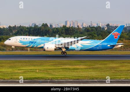 Chengdu, China – 22. September 2019: Boeing 787-9 Dreamliner von China Southern Airlines am Flughafen Chengdu (CTU) in China. Stockfoto