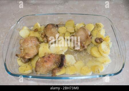 Kartoffeleintopf mit Huhn in einem Glasbehälter Stockfoto