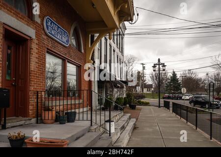 Fayetteville, New York, USA. 11. April 2020. Blick auf die kleine Stadt Fayetteville, einem Vorort von Syracuse, NY, an einem bewölkten Frühlingsmorgen Stockfoto