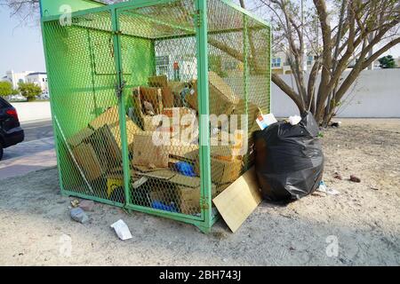 Dubai UAE Dezember 2019 Überlaufene schwarze volle Mülltüte isoliert. Müllsäcke, schwarze Müllsäcke. Umwelt- und Objektkonzept. Viele leere Karten Stockfoto