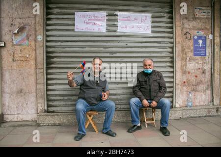 Beirut, Libanon. 24. April 2020. Männer der armenischen Gemeinschaft in Bourj Hammoud gedenken an den Gedenktag des armenischen Völkermordes, um an die 1.5 Millionen ethnischen Armenier zu erinnern, die in der Türkei zur Zeit des Osmanischen Reiches im Jahr 1915 ermordet wurden. Die Türkei lehnt jede Verantwortung ab und hat immer bestritten, dass die Morde Völkermord waren. Kredit: amer Ghazzal/Alamy Live News Stockfoto
