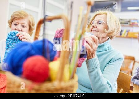 Senioren Häkeln in einem handwerklichen Kurs als Hobby oder Ergotherapie Stockfoto